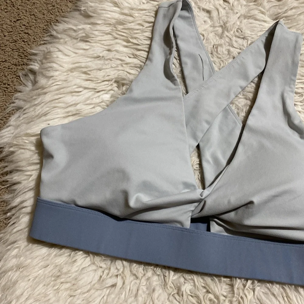Fabletics‎ Oasis Twist Sports Bra In Arctic Grey/Raincloud Size 1X